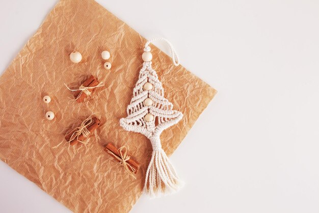 Vyšívaná ozdoba na svetlom pozadí