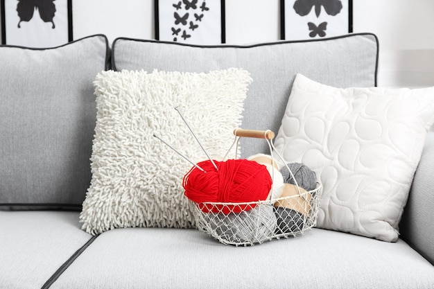 Ručne vyšívaný vankúš na kresle